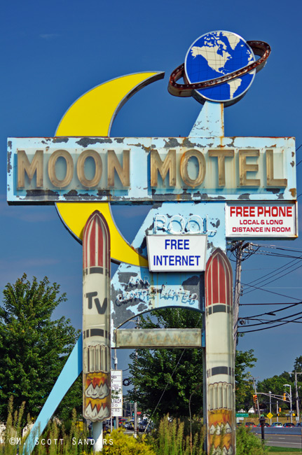 moon-motel-straight